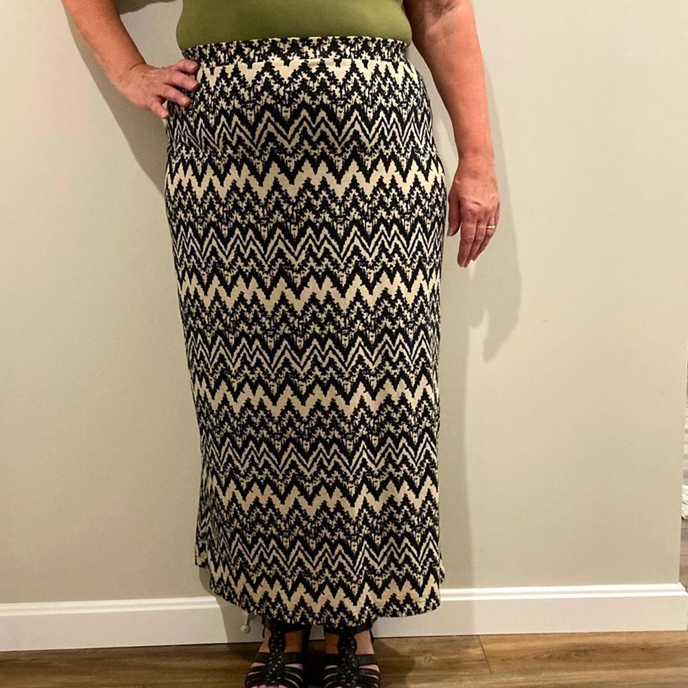 Chevron Patterned Maxi Skirt - Black and Cream